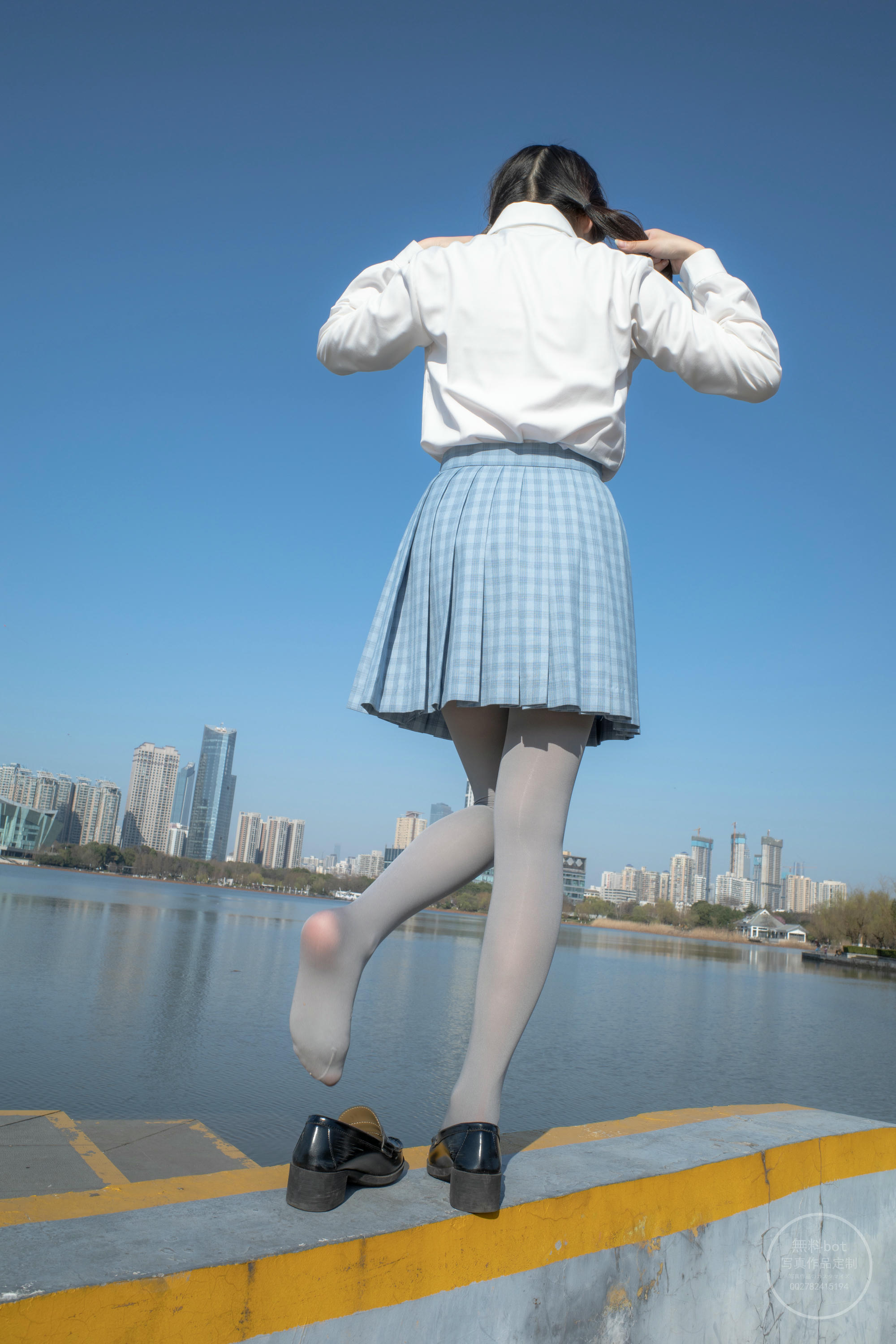 森萝财团 有料 NO.030 小香 户外公园里的JK制服灰丝美腿 [100P／1.39GB]_第2集