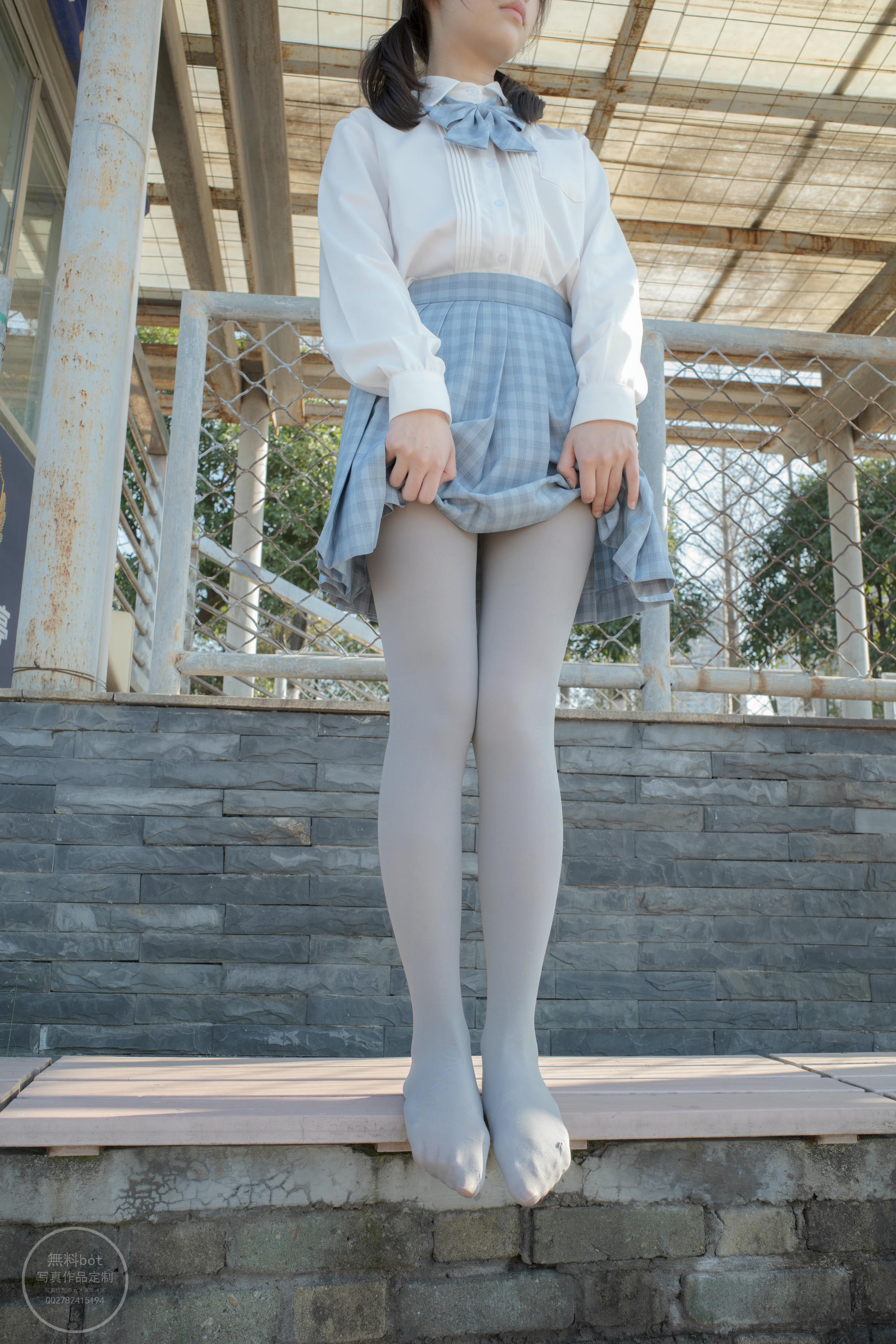 森萝财团 有料 NO.030 小香 户外公园里的JK制服灰丝美腿 [100P／1.39GB]_第4集