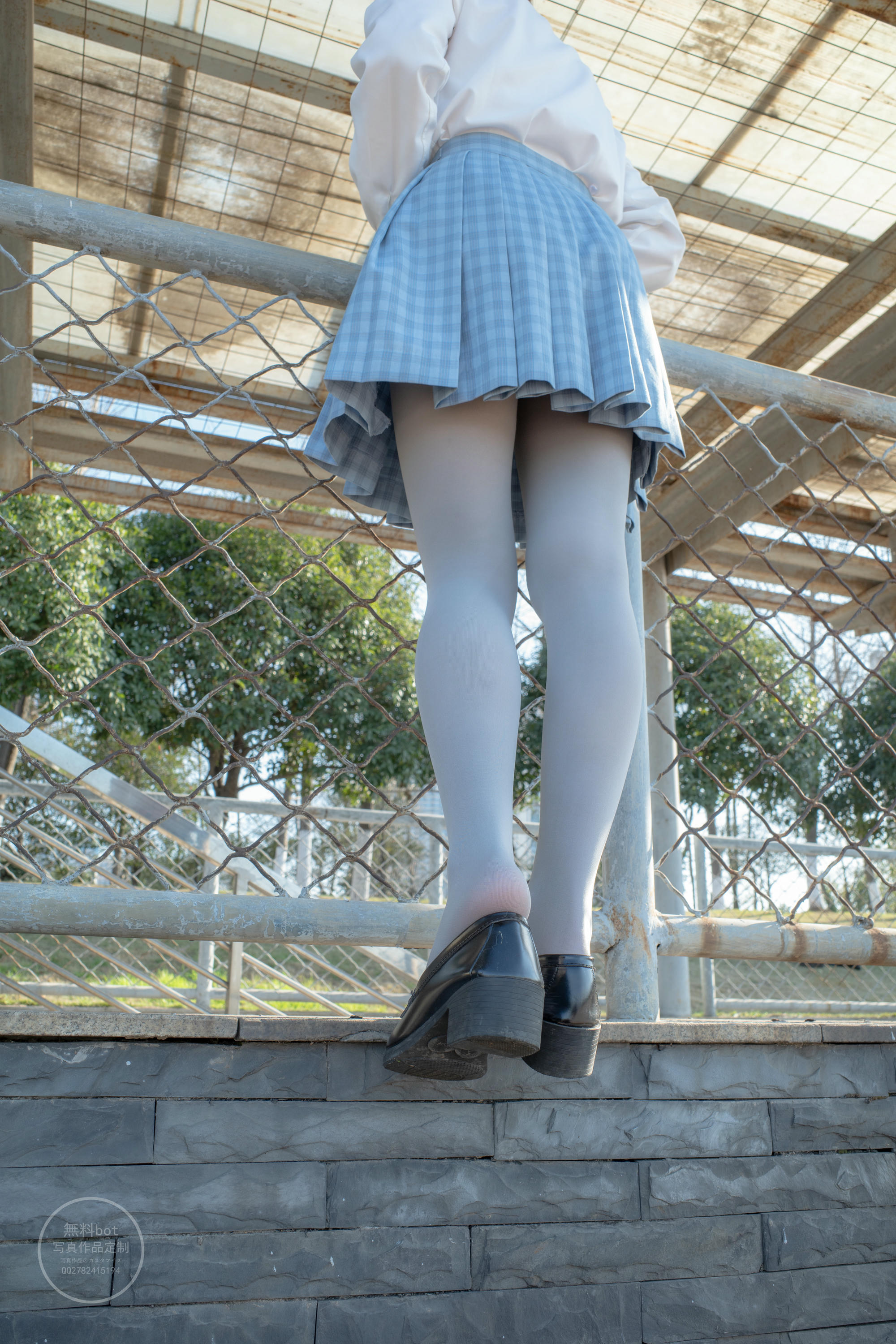 森萝财团 有料 NO.030 小香 户外公园里的JK制服灰丝美腿 [100P／1.39GB]_第4集