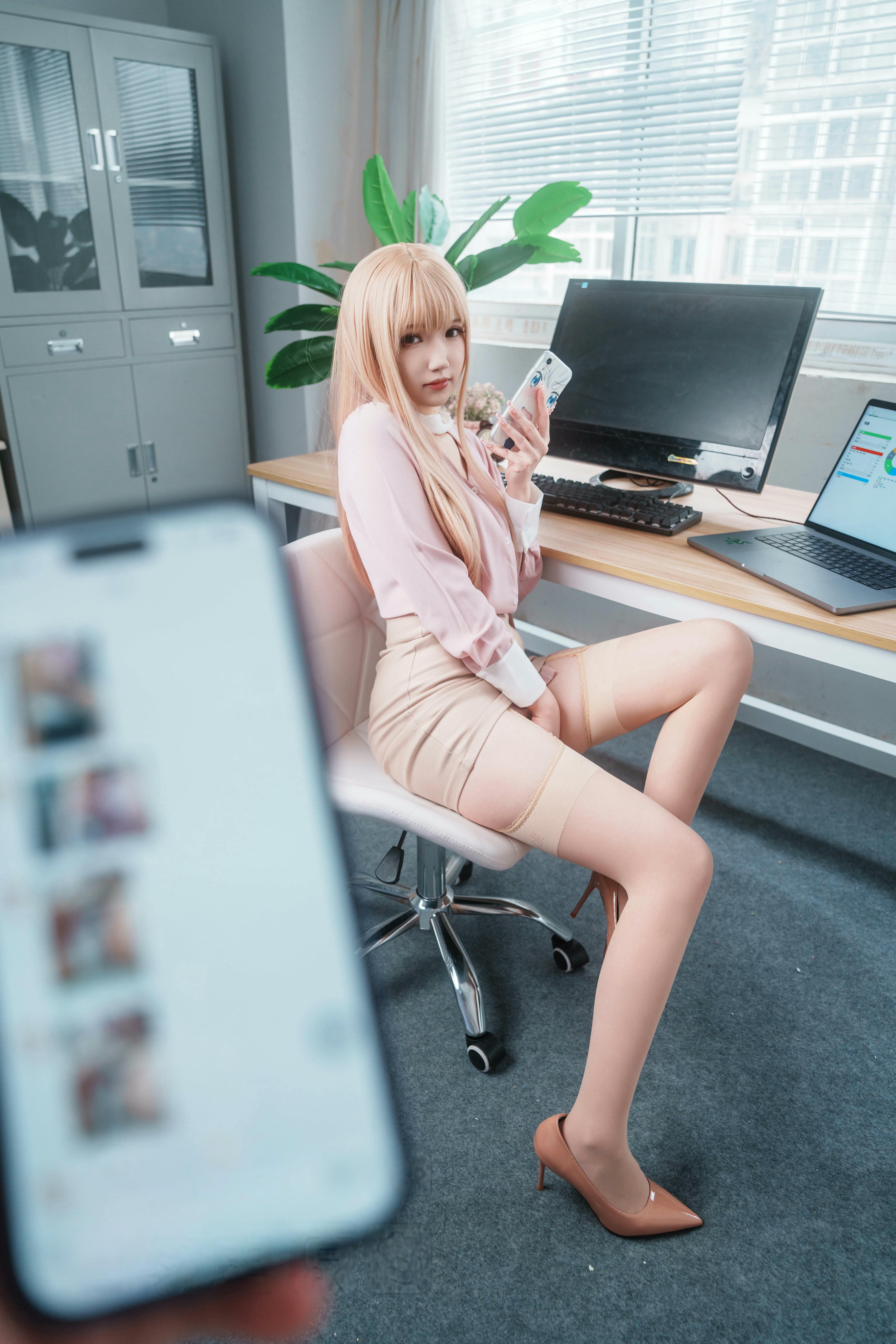 雪晴Astra NO.064 金发职人OL[59P 1V 1.83G]_第2集