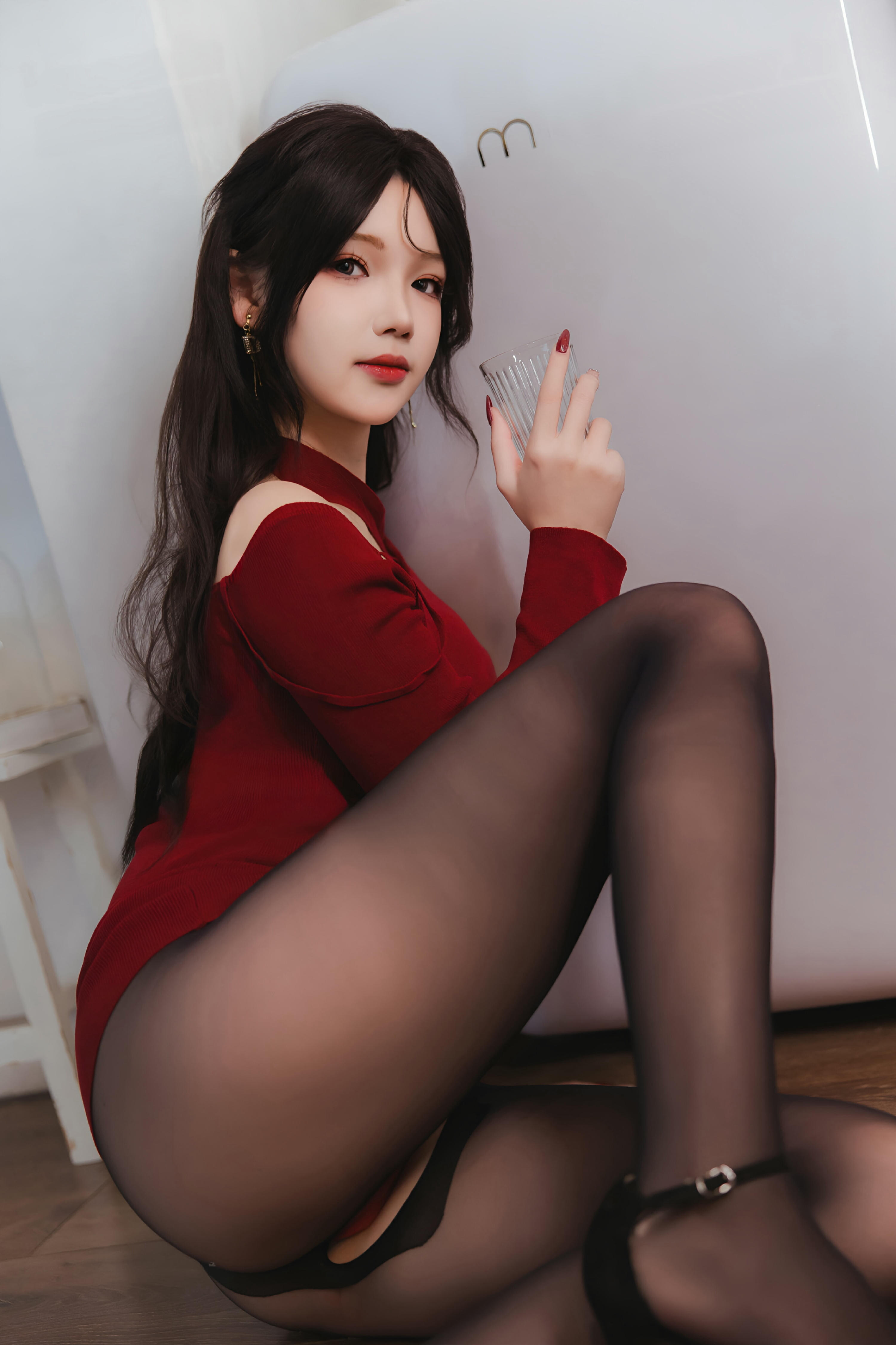 雪晴Astra NO.073 红裙黑丝小娇妻 [65P2V 1.68G]_第2集