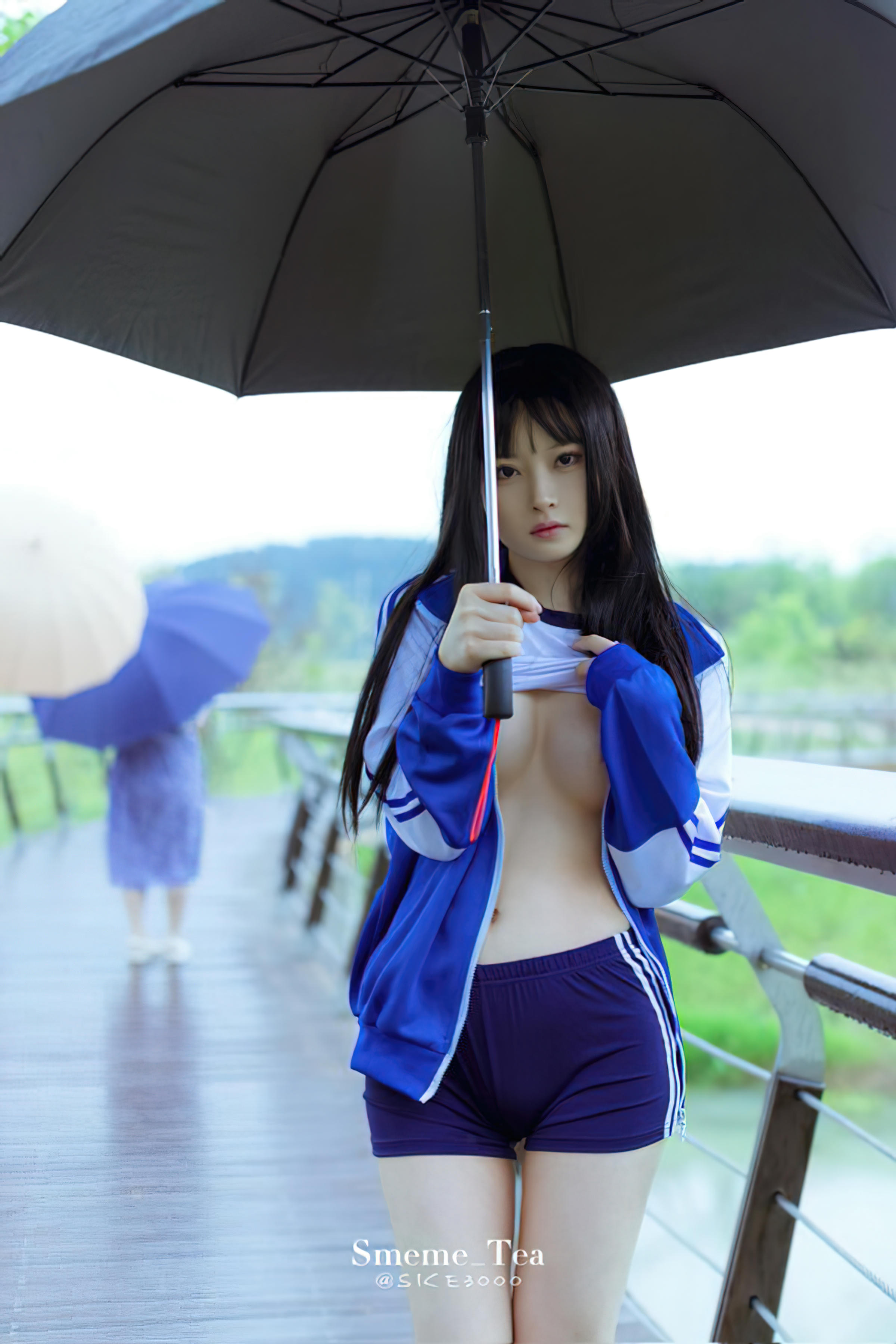 白莉爱吃巧克力 NO.000 马甲xiaoze2022 [195P1V 3.40GB]-NO.21 雨中校服 [3p]_第1集