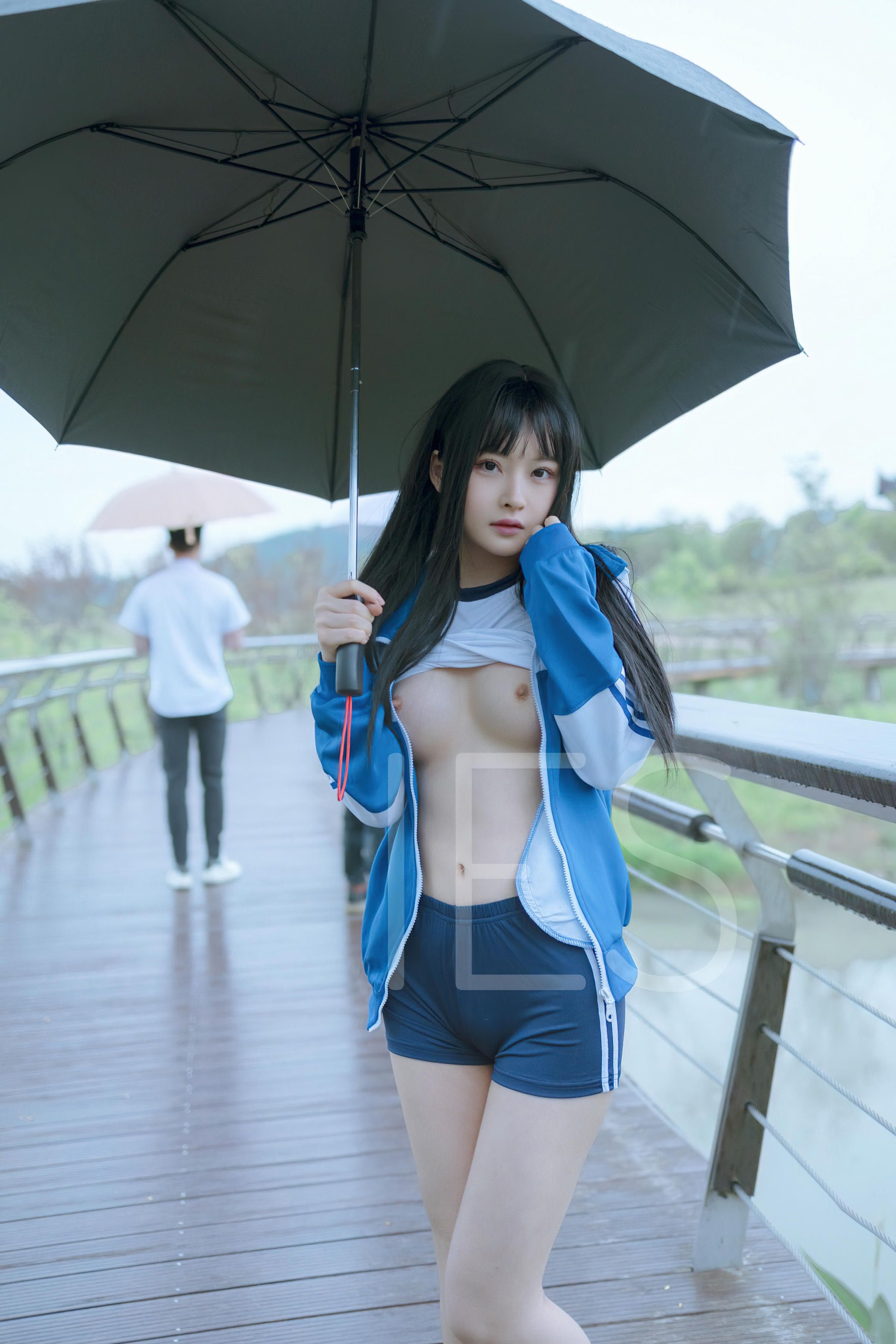白莉爱吃巧克力 NO.000 马甲xiaoze2022 [195P1V 3.40GB]-NO.21 雨中校服 [3p]_第1集