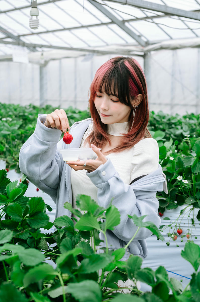 ElyEE子 NO.165 Strawberry Picking Date [34P2V 128MB]_第1集