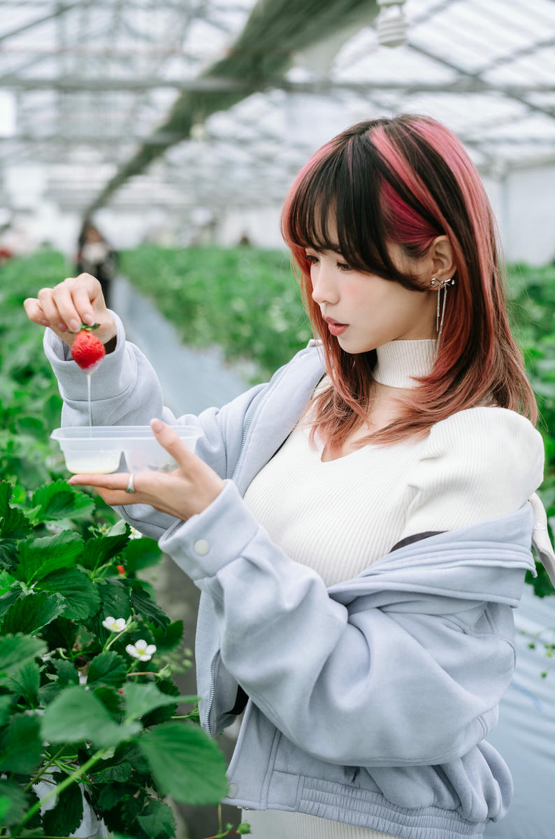 ElyEE子 NO.165 Strawberry Picking Date [34P2V 128MB]_第1集