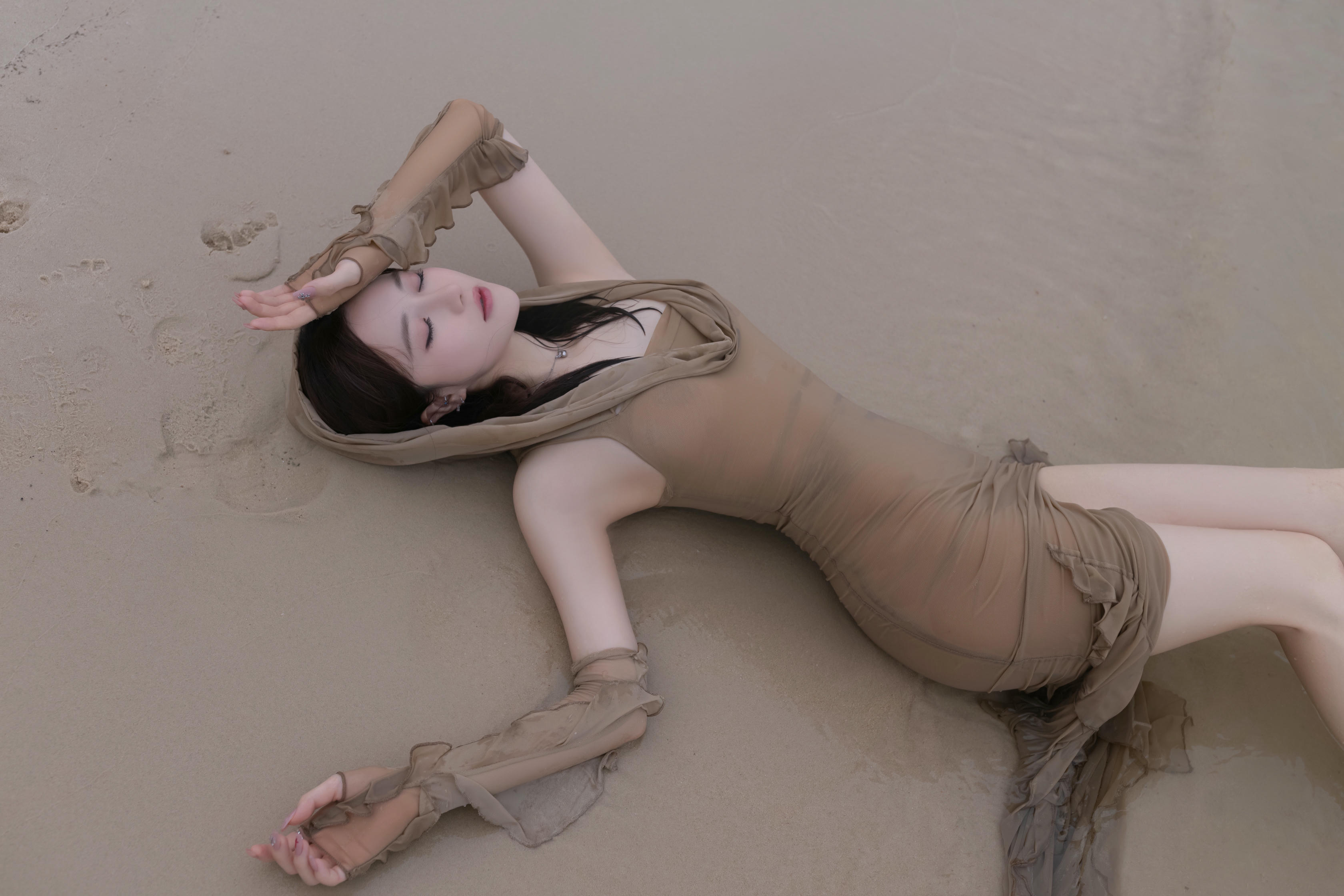 鱼子酱Fish NO.113 内购无水印 雨后海滩 [107P 1.15 GB]_第1集