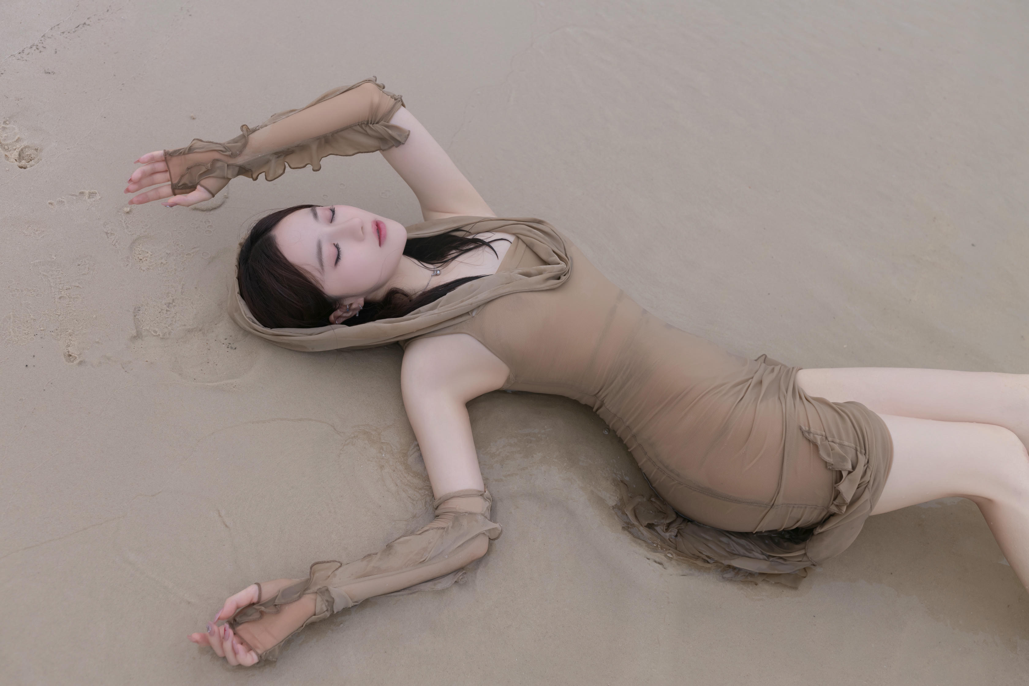 鱼子酱Fish NO.113 内购无水印 雨后海滩 [107P 1.15 GB]_第1集