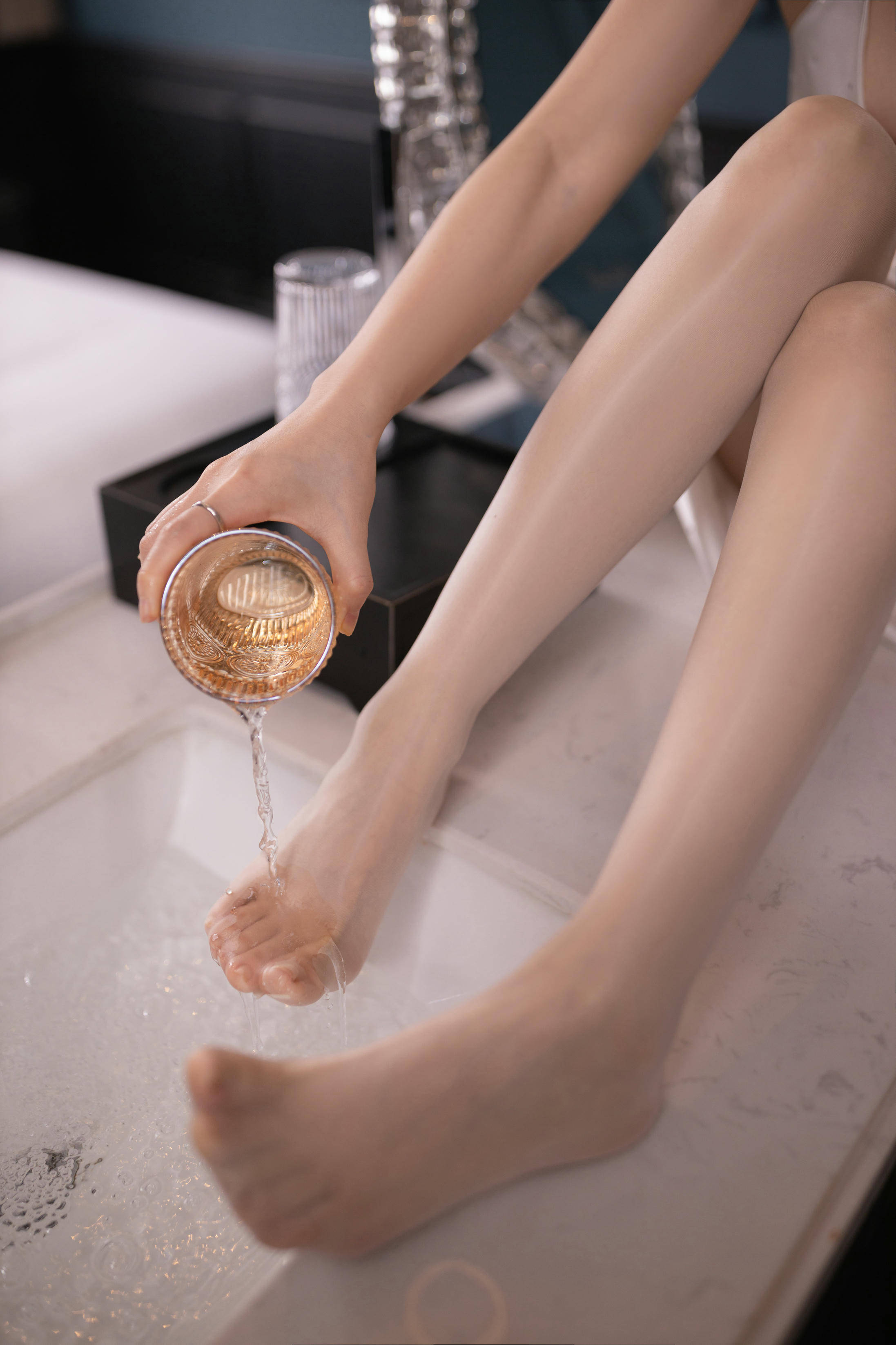 鱼子酱Fish NO.119 内购无水印 知江晚 白色礼服 [123P／1.46GB]_第3集