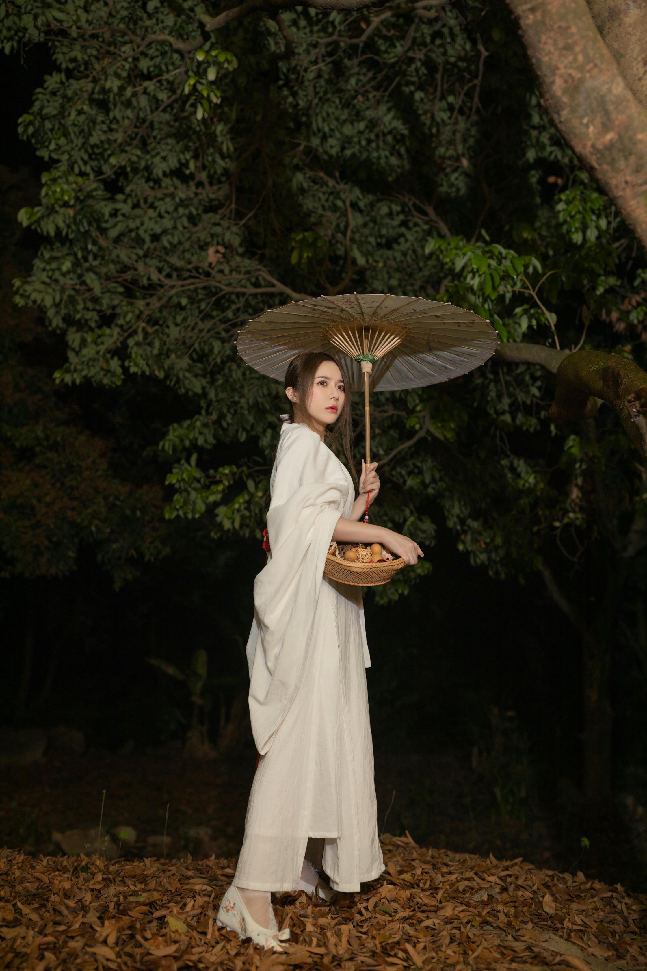 鱼子酱Fish NO.142 内购无水印 4326 牛奶浴 [122P 1.39 GB]-牛奶浴番外篇-小树林的故事_第1集