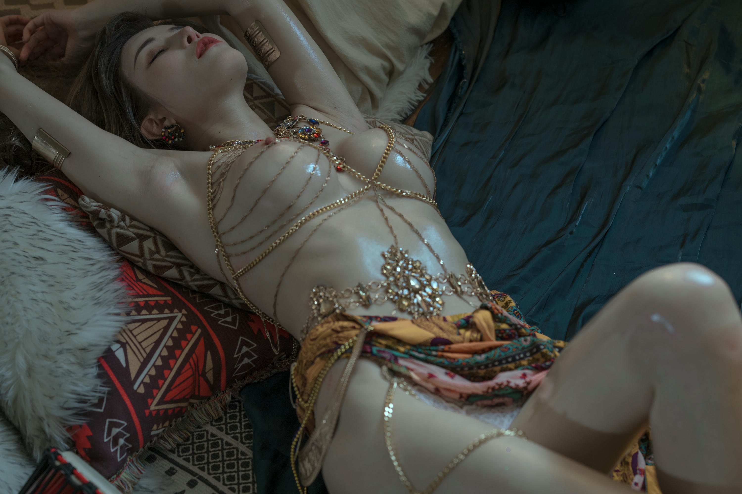 鹿八岁 NO.002 异域少女 [43P 402MB]_第1集