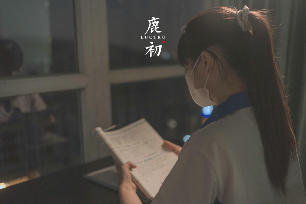 鹿初 NO.006 巨乳制服学妹 [46P-7.35MB]_第1集