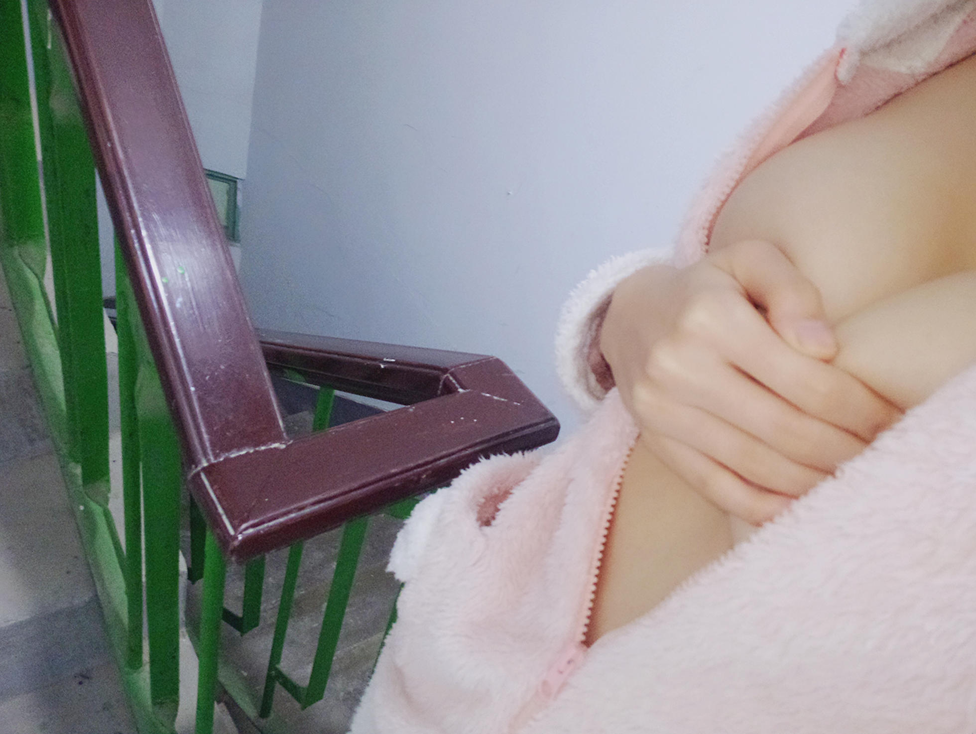 铃木美咲NO.019 软软趴在床单上 - 170104 楼道露出 9P_第1集