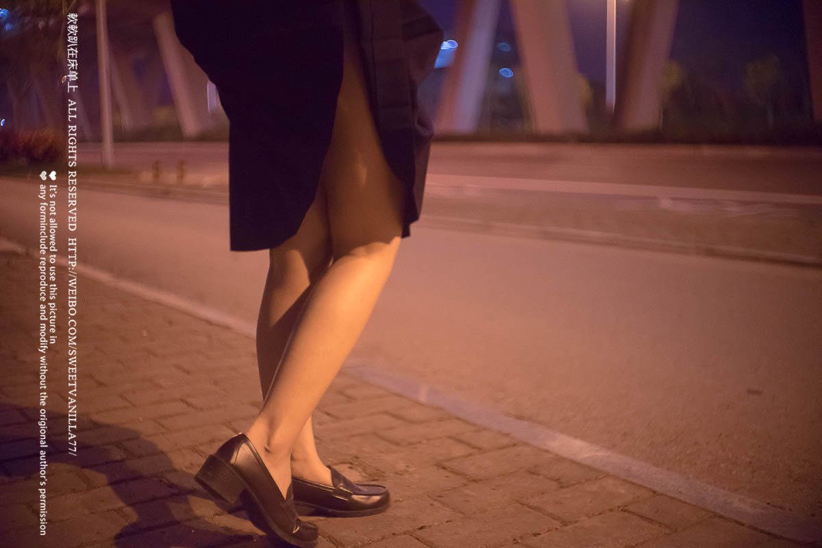 铃木美咲NO.047 软软趴在床单上 - 170416 地铁露出 11P+11V_第1集