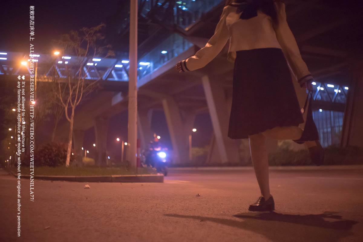 铃木美咲NO.047 软软趴在床单上 - 170416 地铁露出 11P+11V_第1集