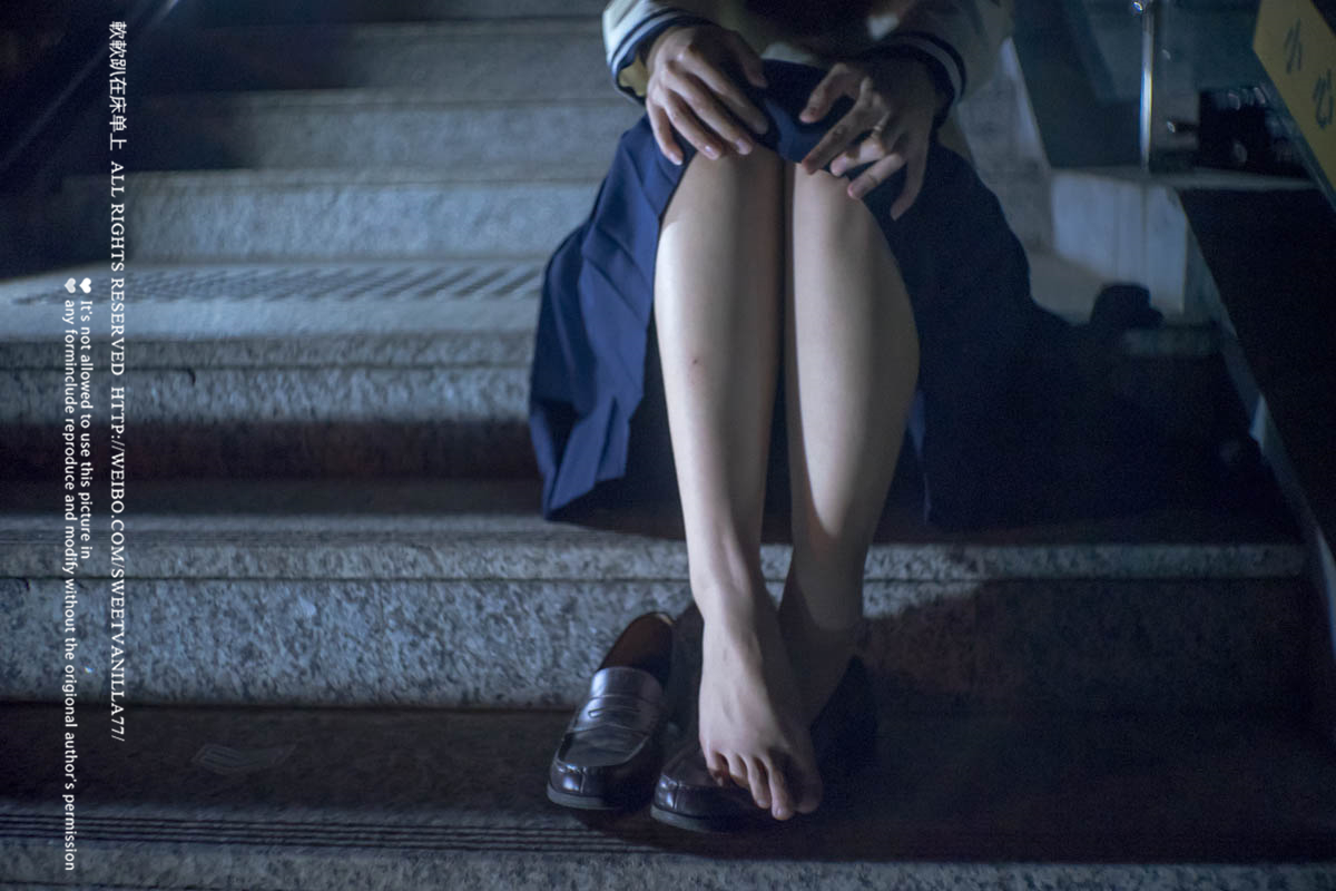 铃木美咲NO.047 软软趴在床单上 - 170416 地铁露出 11P+11V_第1集