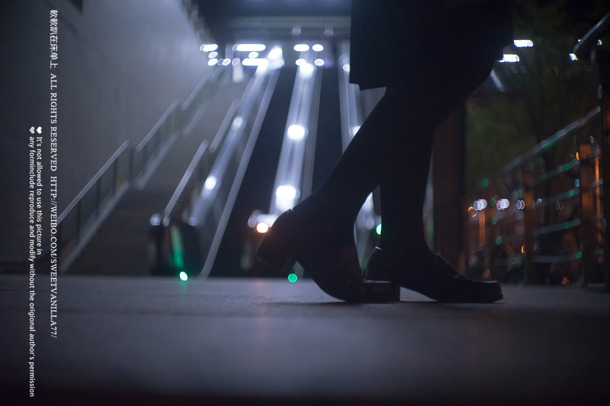 铃木美咲NO.047 软软趴在床单上 - 170416 地铁露出 11P+11V_第1集