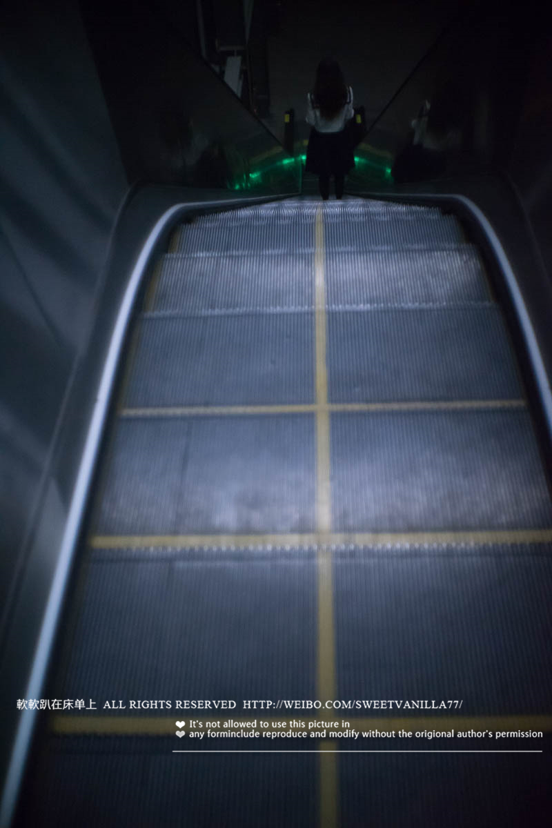 铃木美咲NO.047 软软趴在床单上 - 170416 地铁露出 11P+11V_第1集