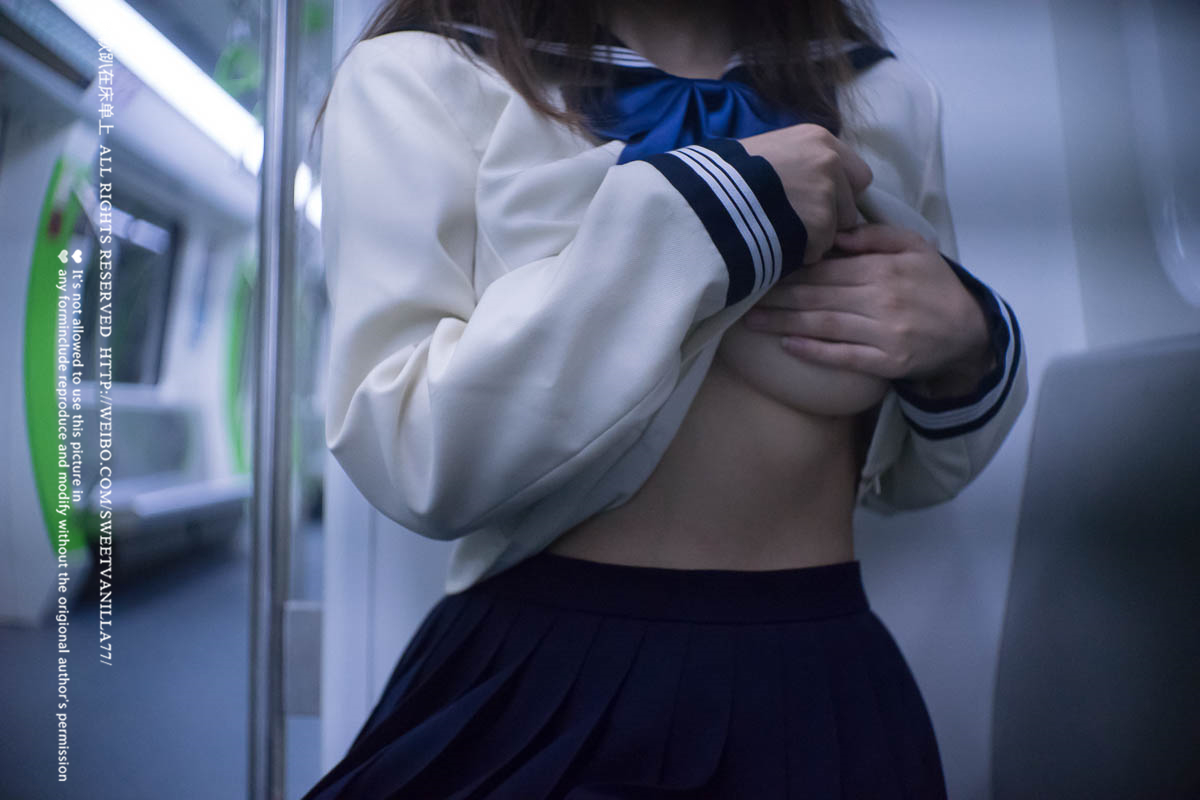 铃木美咲NO.047 软软趴在床单上 - 170416 地铁露出 11P+11V_第1集