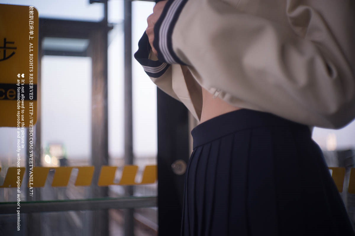 铃木美咲NO.047 软软趴在床单上 - 170416 地铁露出 11P+11V_第1集