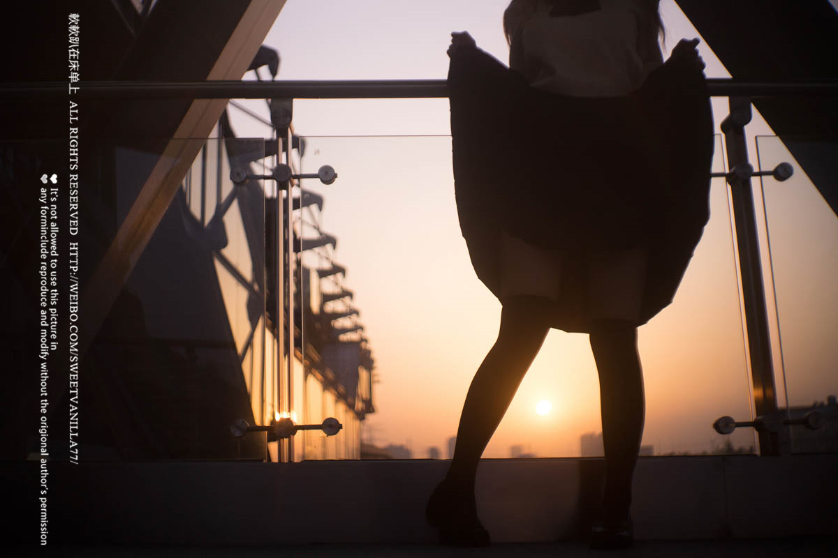 铃木美咲NO.047 软软趴在床单上 - 170416 地铁露出 11P+11V_第1集