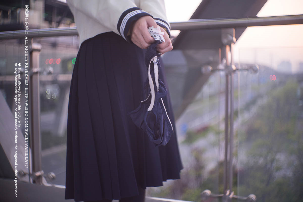 铃木美咲NO.047 软软趴在床单上 - 170416 地铁露出 11P+11V_第1集