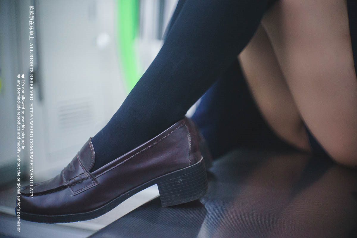 铃木美咲NO.047 软软趴在床单上 - 170416 地铁露出 11P+11V_第1集