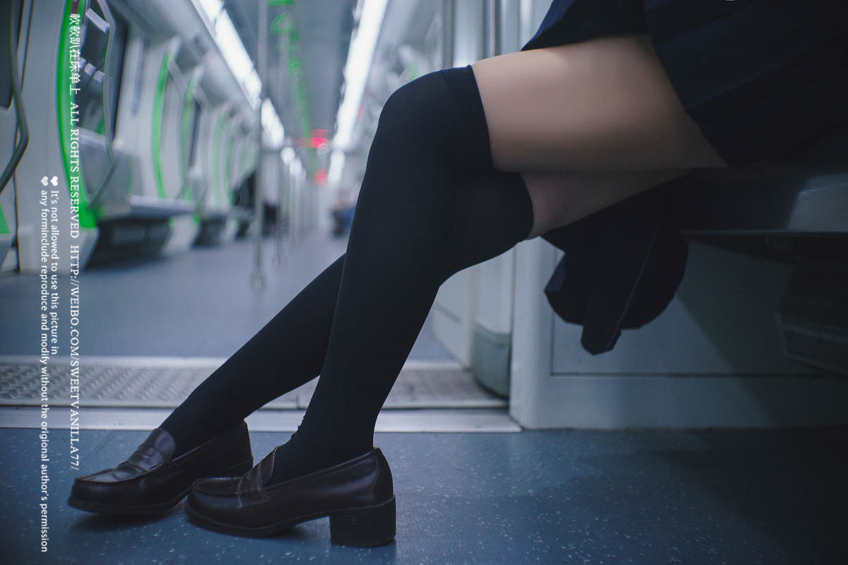 铃木美咲NO.047 软软趴在床单上 - 170416 地铁露出 11P+11V_第1集