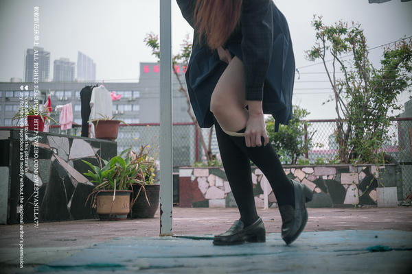 铃木美咲NO.048 软软趴在床单上 - 170426 天台露出 11P+3V_第1集