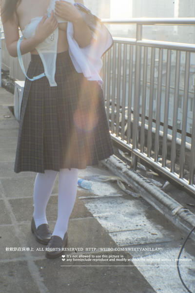 铃木美咲NO.050 软软趴在床单上 - 170513 天台jk制服 13P+3V_第1集