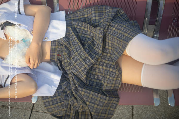 铃木美咲NO.050 软软趴在床单上 - 170513 天台jk制服 13P+3V_第1集