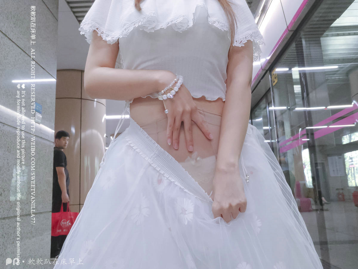 铃木美咲NO.062 软软趴在床单上 - 171126 被百人看到的露出 22P+4V_第1集