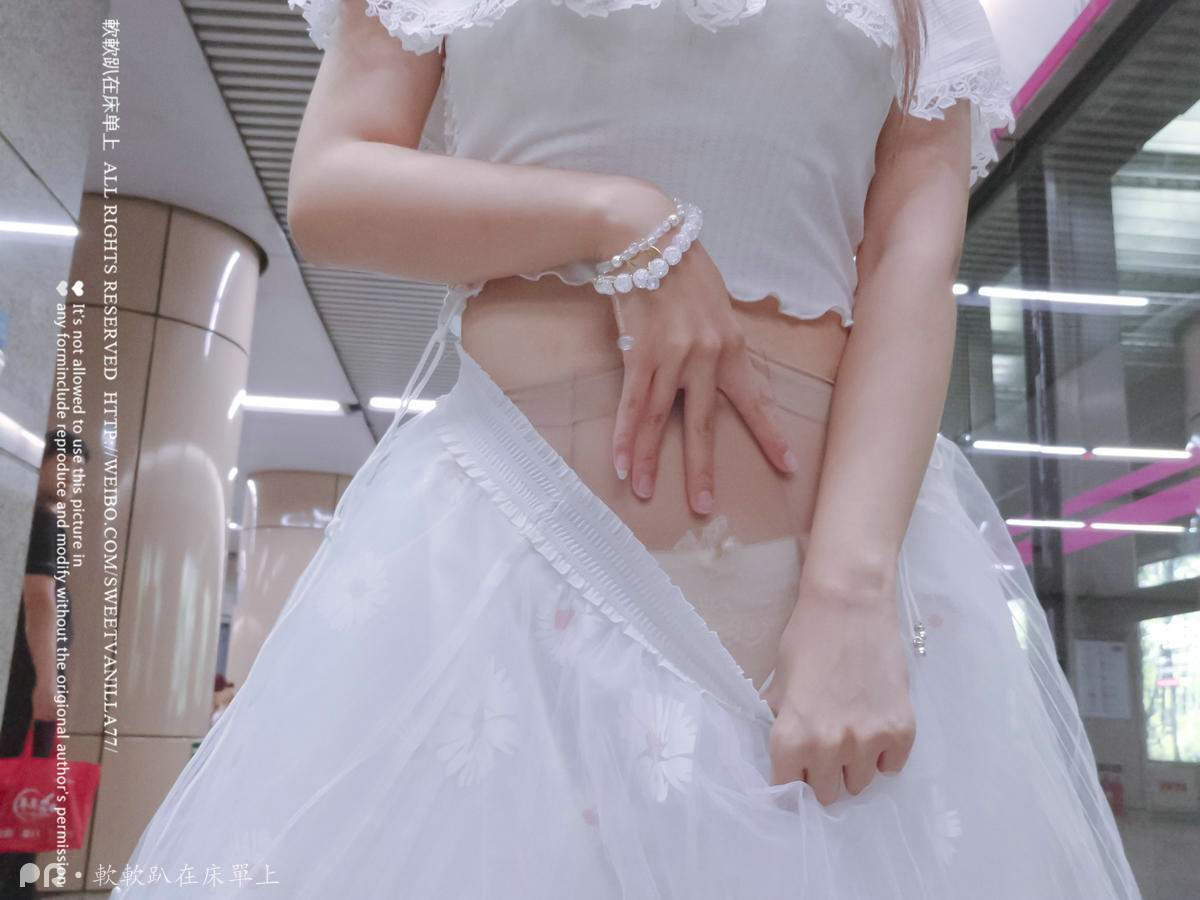 铃木美咲NO.062 软软趴在床单上 - 171126 被百人看到的露出 22P+4V_第1集