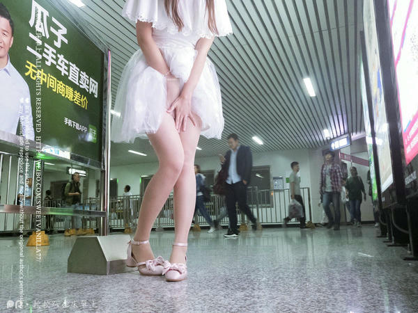 铃木美咲NO.062 软软趴在床单上 - 171126 被百人看到的露出 22P+4V_第1集