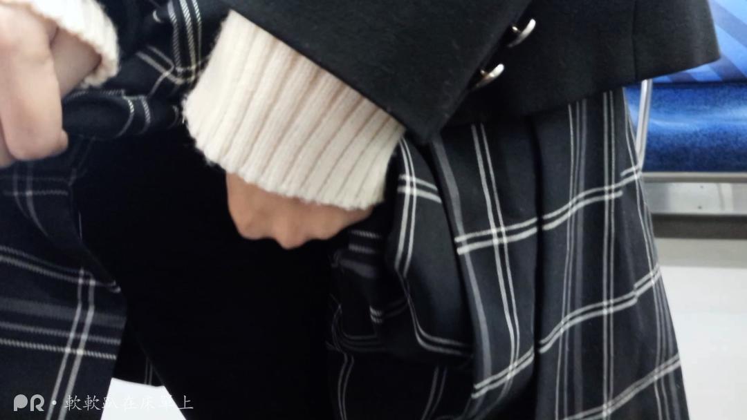 铃木美咲NO.064 软软趴在床单上 - 171231 地铁露出 20P+6V_第1集