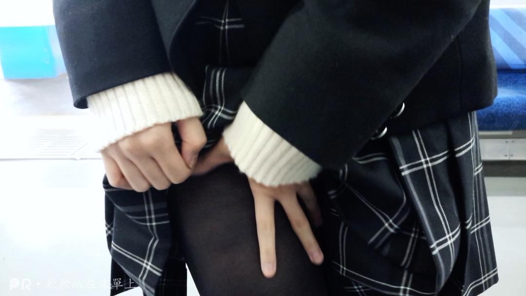 铃木美咲NO.064 软软趴在床单上 - 171231 地铁露出 20P+6V_第1集