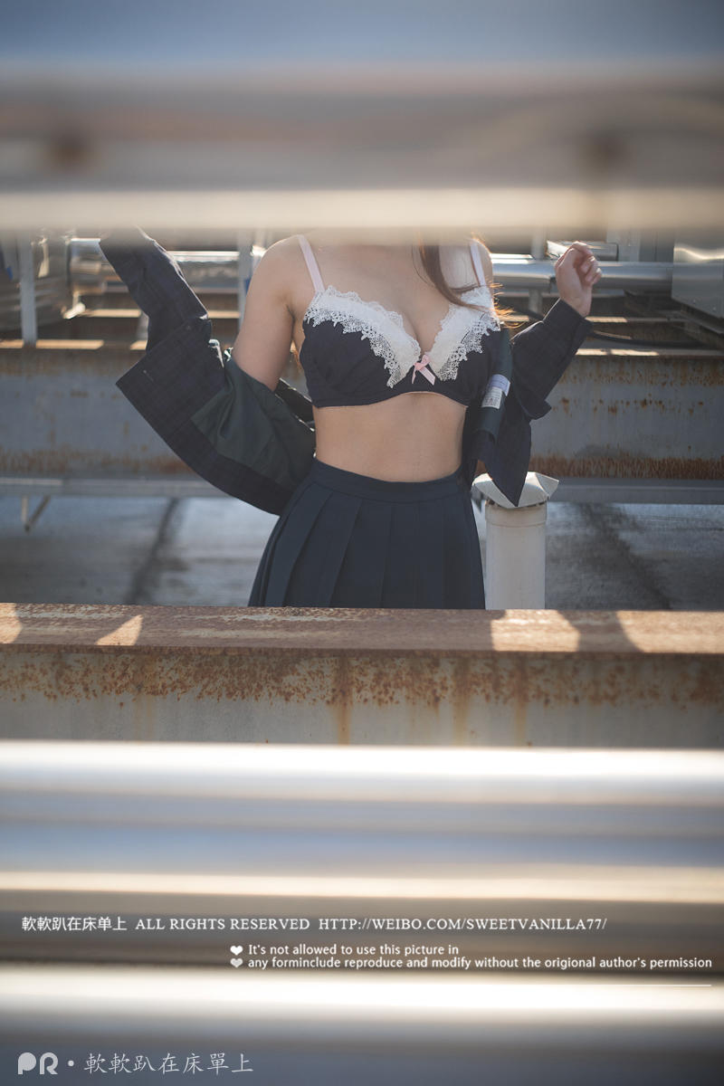 铃木美咲NO.066 软软趴在床单上 - 180117 天台露出记录完整 21P+3V_第1集