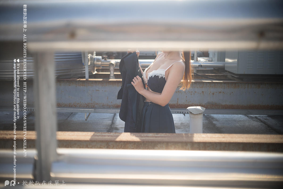 铃木美咲NO.066 软软趴在床单上 - 180117 天台露出记录完整 21P+3V_第1集