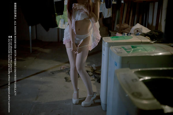 铃木美咲NO.071 软软趴在床单上 - 夜景天台白丝连裤袜 9P+2V_第1集