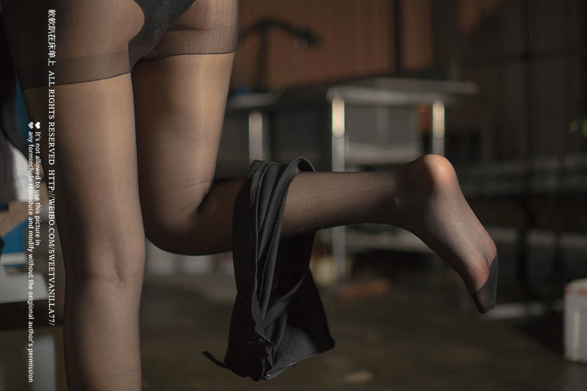 铃木美咲NO.077 软软趴在床单上 - 女J天台 5P+3V_第1集