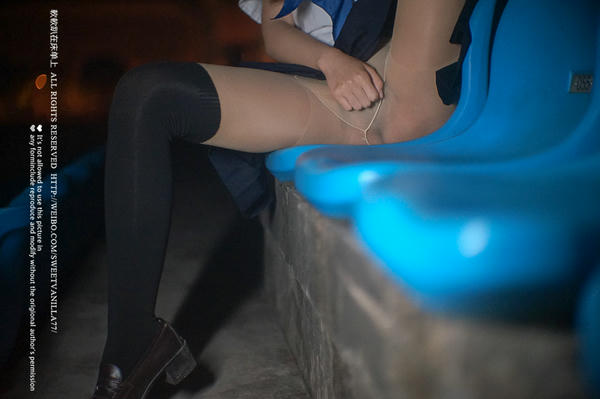 铃木美咲NO.079 软软趴在床单上 - 学校操场 公然半裸露出 - 羞耻！在操场的观看区 33P+3V_第1集