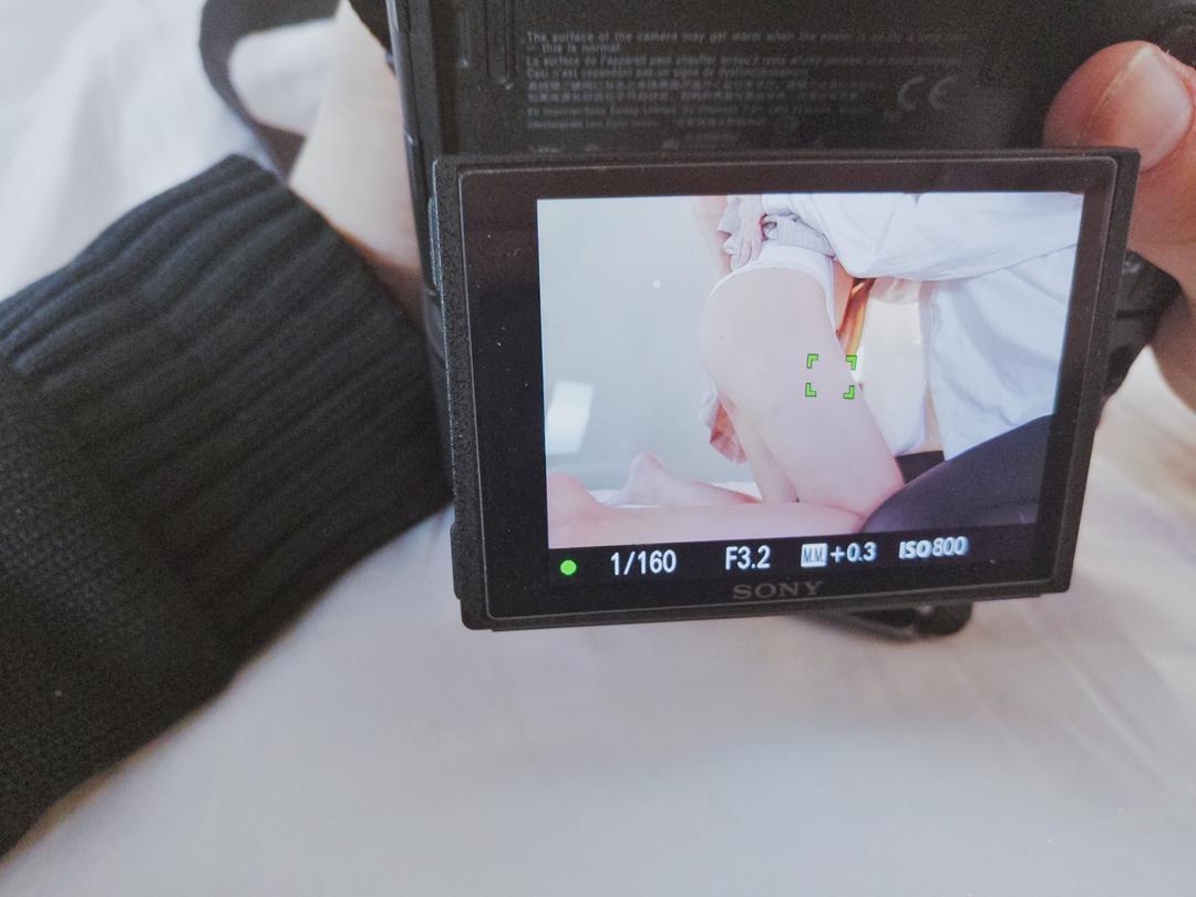 铃木美咲NO.080 软软趴在床单上 - 摄影师和我们 15P+5V_第1集