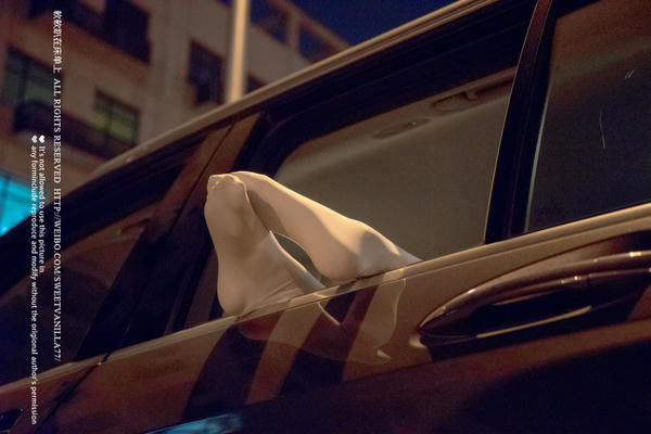 铃木美咲NO.090 软软趴在床单上 - 私家车 4P+1V_第1集