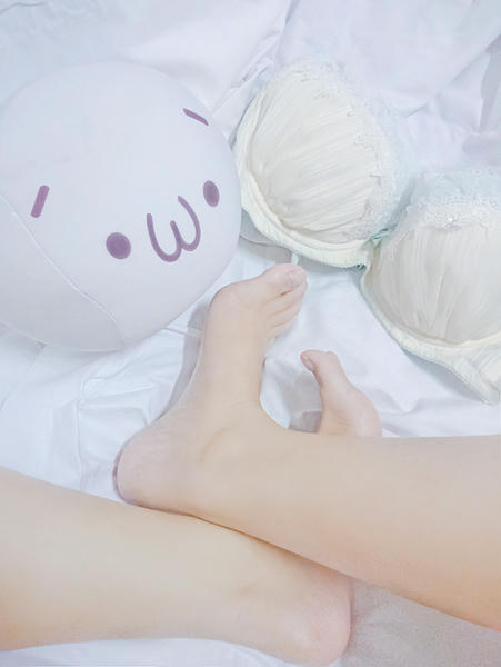 铃木美咲NO.097 软软趴在床单上 - 足控 10P_第1集