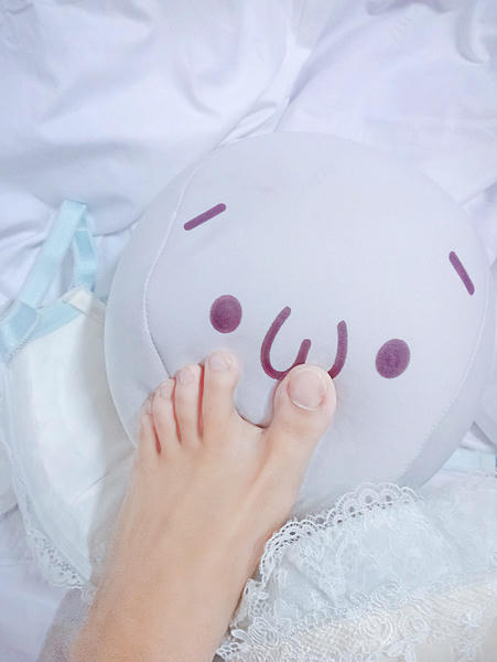 铃木美咲NO.097 软软趴在床单上 - 足控 10P_第1集