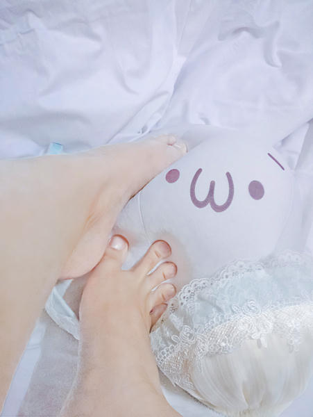 铃木美咲NO.097 软软趴在床单上 - 足控 10P_第1集