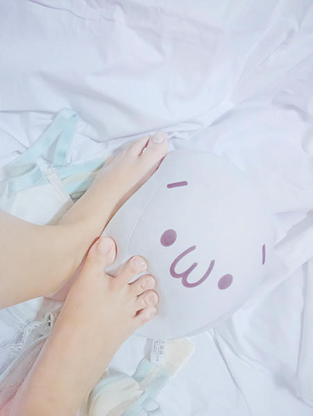 铃木美咲NO.097 软软趴在床单上 - 足控 10P_第1集