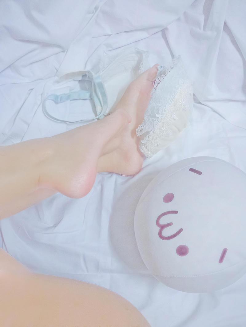 铃木美咲NO.097 软软趴在床单上 - 足控 10P_第1集