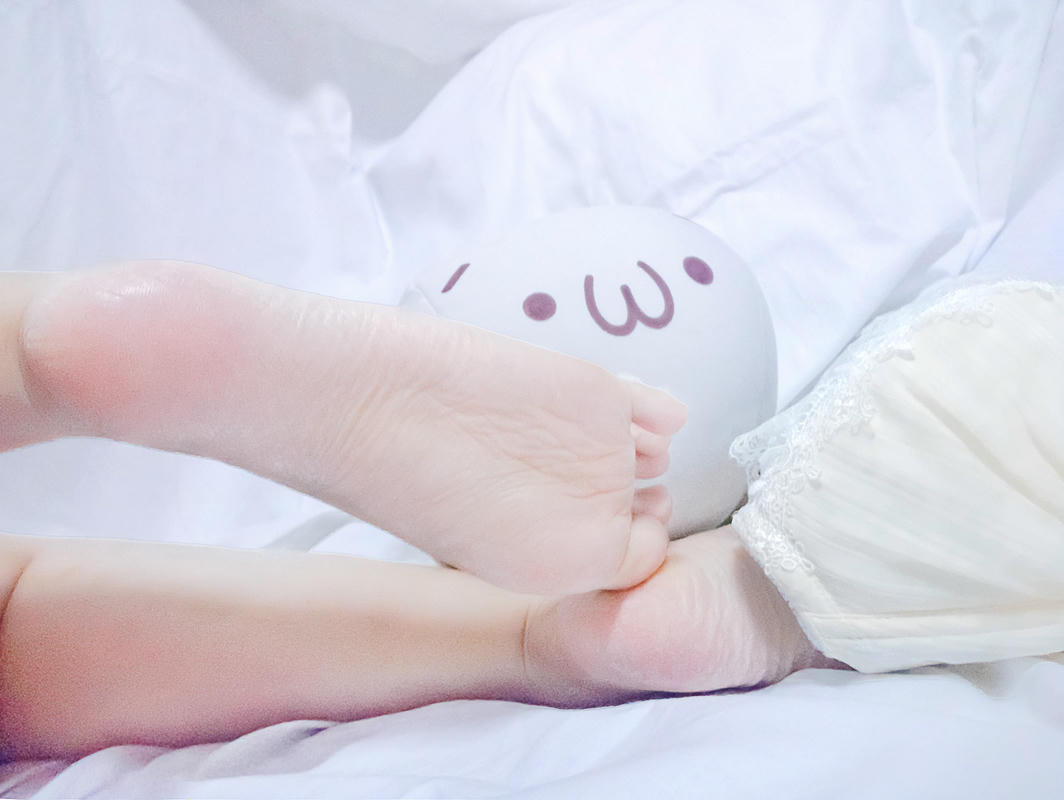 铃木美咲NO.097 软软趴在床单上 - 足控 10P_第1集