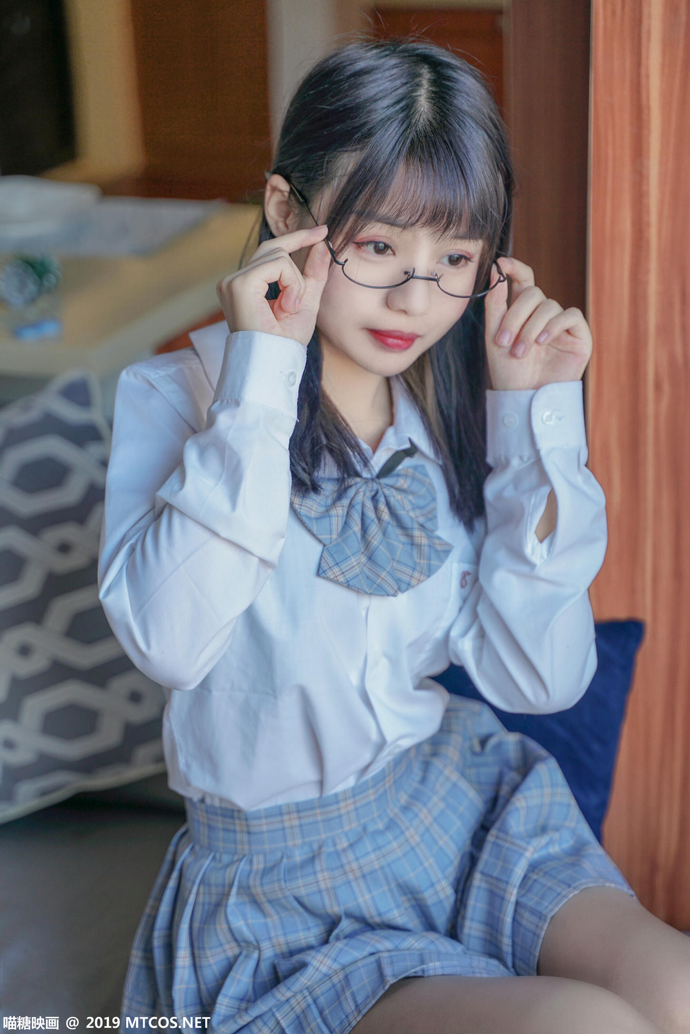 [喵糖映画] VOL.047 果腿制服裙[44P／384MB]_第1集