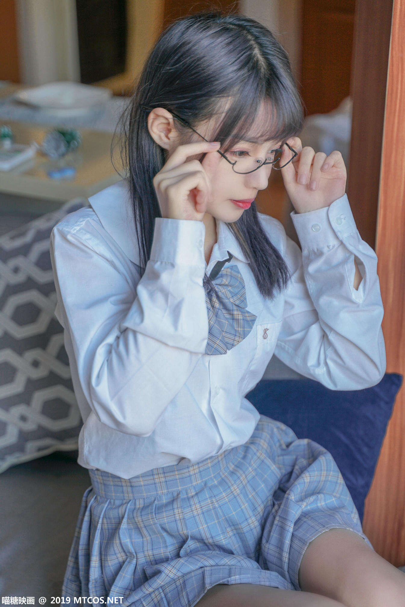 [喵糖映画] VOL.047 果腿制服裙[44P／384MB]_第2集